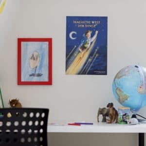 Poster zu Band 1 Magische Welt der Dinge an Kinderzimmerwand
