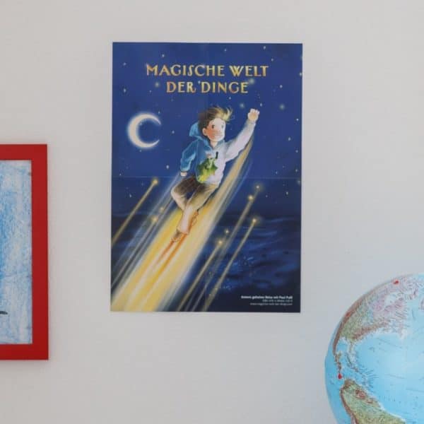 Nahaufnahme Poster zu Band 1 Magische Welt der Dinge Band 1 an Kinderzimmerwand