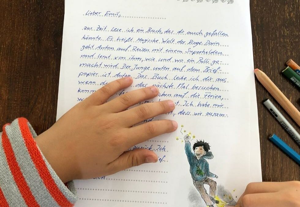 Grundschüler schreibt Brief auf ausgedruckter Briefpapiervorlage