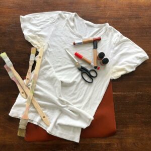 Bastelmaterial für Halloween-Beutel, T-Shirt, Schere, Farbe, Pinsel